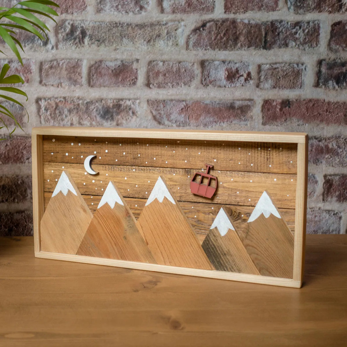 Bergmotiv aus Altholz mit Walnuss Hintergrund - 30x15cm